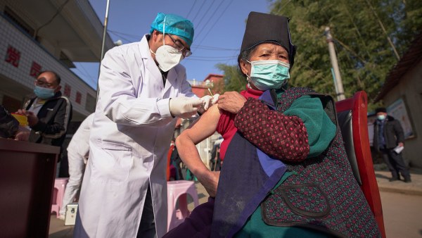 Cómo EE.UU. realizó una campaña secreta anti-vacunas para socavar a China
