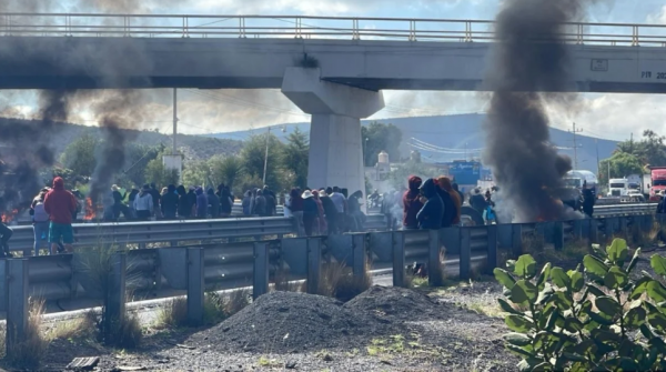 Habitantes de Palmar de Bravo denuncian fraude electoral y bloquean la autopista Puebla-Córdoba