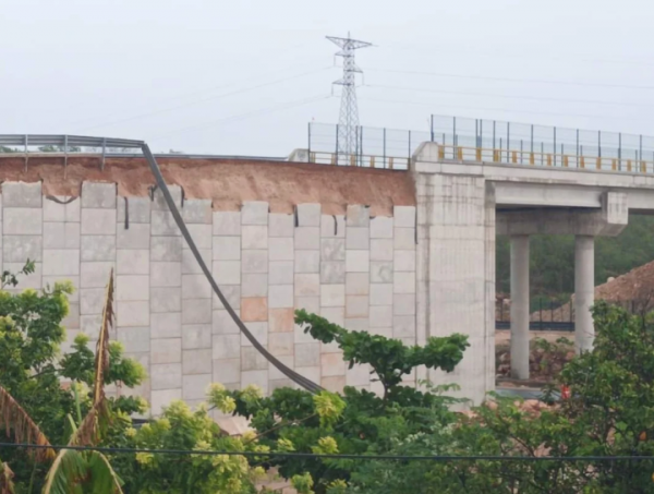 Se desprenden placas de concreto de puente del Tren Maya en Yucatán
