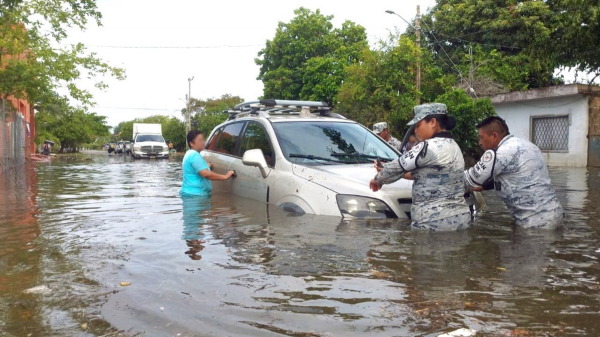 Guardia Nacional evacua a familias afectadas por inundaciones en Quintana Roo