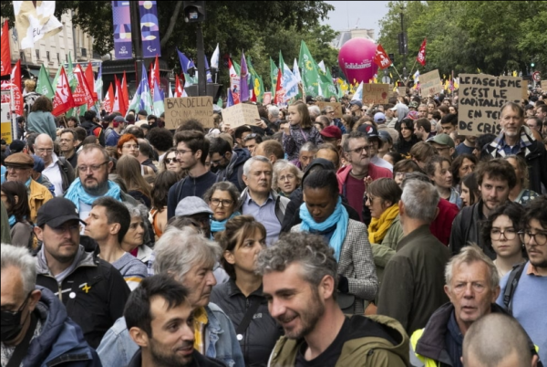 Miles de manifestantes franceses protestan contra la ultraderecha antes de elecciones anticipadas