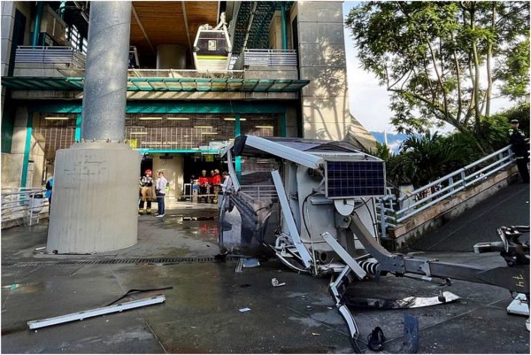 Un muerto y al menos 20 heridos tras la caída de una cabina del teleférico en Medellín