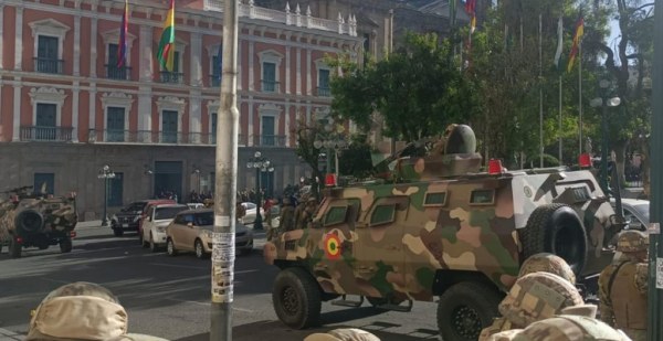 Tanque tira las puertas de la sede del Ejecutivo de Bolivia y comienza el ingreso de militares