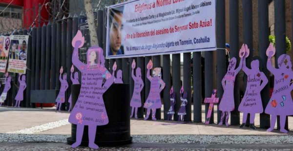 Manifestantes exigen frente al Palacio de Justicia Federal que se nieguen amparos que permitan liberar a feminicidas sentenciados