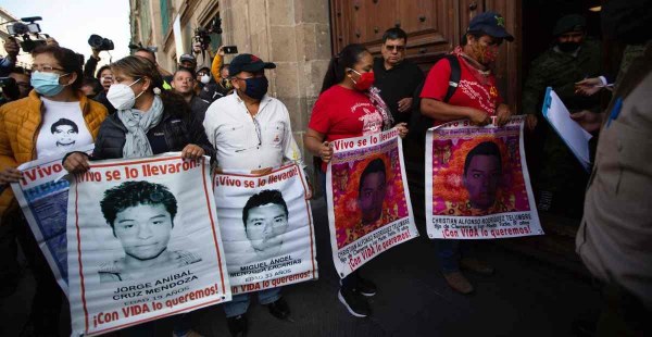 Padres de los 43 de Ayotzinapa acusan irregularidades en estudios de restos óseos por parte de la FGR y exigen asistencia internacional