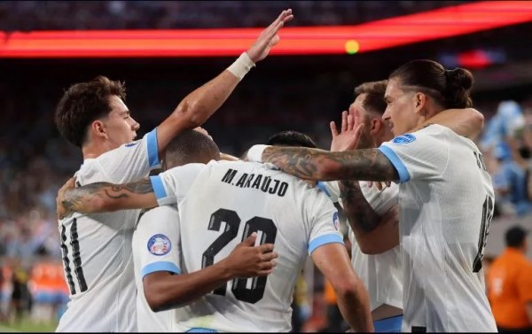 Uruguay avanza a cuartos de final tras golear a Panamá