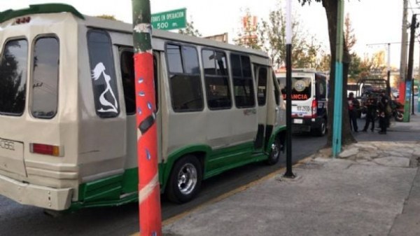 Automovilista murió tras sufrir un infarto y chocar contra un microbús en Iztacalco