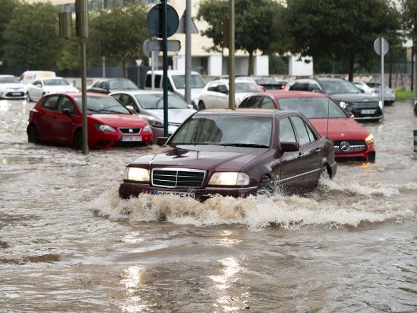 Activan 'aviso rojo' por lluvias en el sudoeste de España ante el paso de la mortal DANA