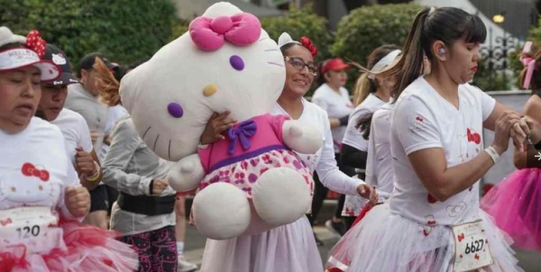 Hello Kitty cumple 50 años y conquista México: un imperio de fans, carreras y cafés temáticos