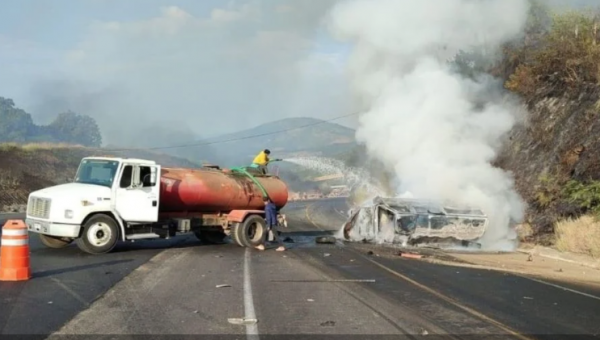 Reportan siete muertos por el choque entre un tráiler y una camioneta en la autopista Siglo XXI