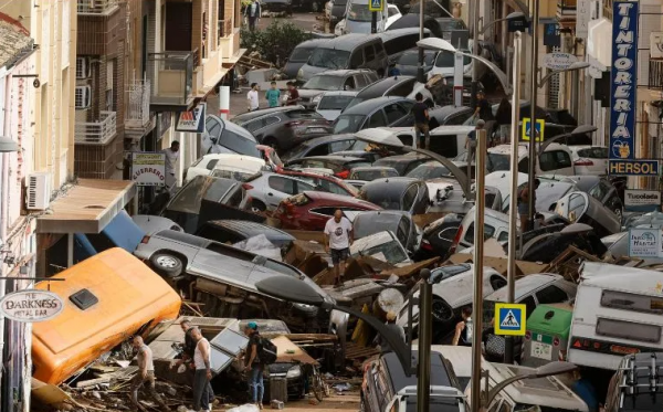 Cientos de españoles se vuelcan hacia Valencia para ayudar a afectados de la DANA