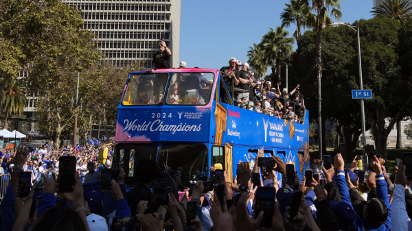 Los Dodgers celebran con fanáticos su victoria en la Serie Mundial