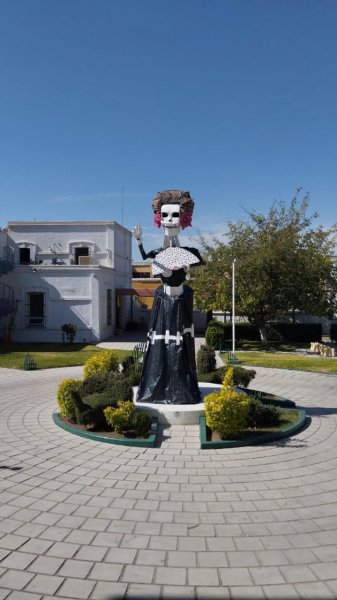 La Quinta Gameros invita a disfrutar de su imponente Catrina de más de 6 metros de altura