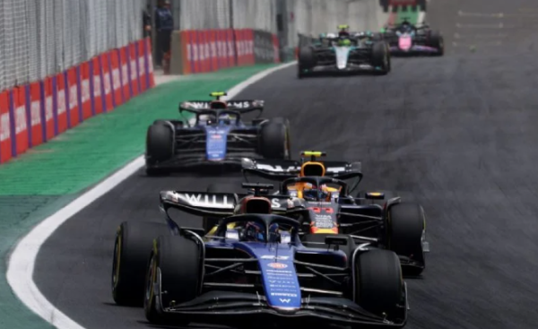 ¡Gran remontada! Checo Pérez es octavo y logra el último punto en la carrera sprint del GP de Brasil