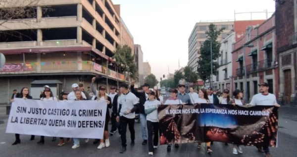 Policías impiden a la familia LeBarón llegar a Palacio Nacional, a cinco años de la masacre de Bavispe