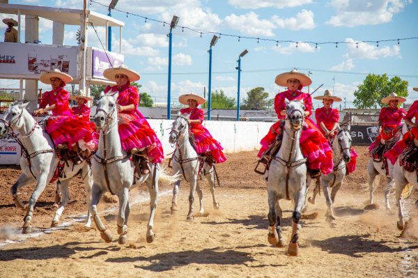 Equipos Reencuentro y Soles del Desierto triunfan en el Campeonato Nacional de Escaramuzas