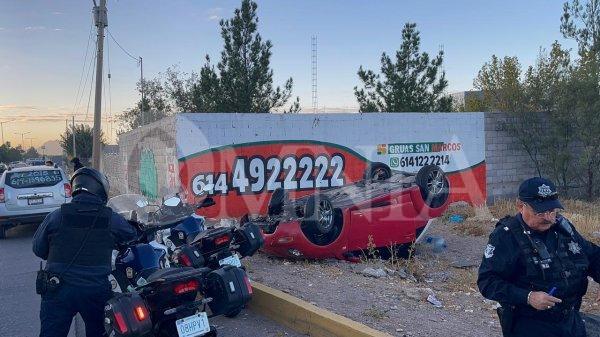 Conductor vuelca en la vialidad Sacramento y abandona vehículo