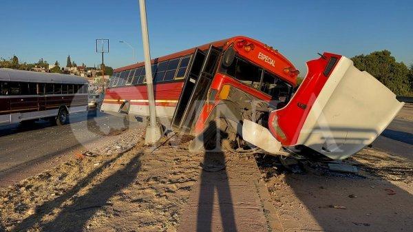 Dos personas lesionadas y cuantiosos daños tras percance vial en la vialidad Sacramento