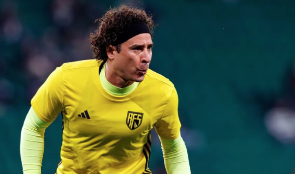 Memo Ochoa, bajo cuestionamiento