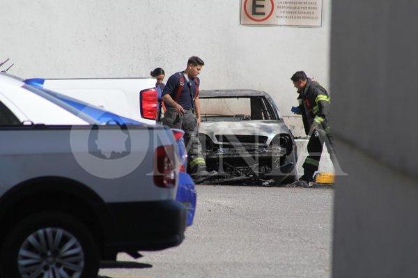 Consume fuego vehículo en estacionamiento de un banco tras cortocircuito