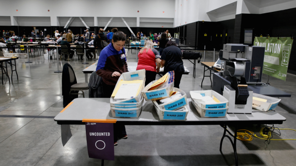 Elecciones en EU 2024: Cierran los centros de votación en Washington, Georgia y otros estados