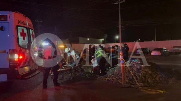 Motociclista cae en zanja de la JMAS; quedó gravemente herido