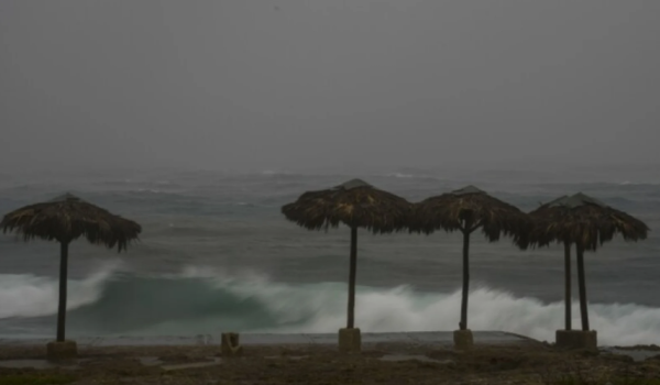 Huracán Rafael toca tierra en Cuba como potente tormenta de categoría 3 tras dejar sin luz a la isla