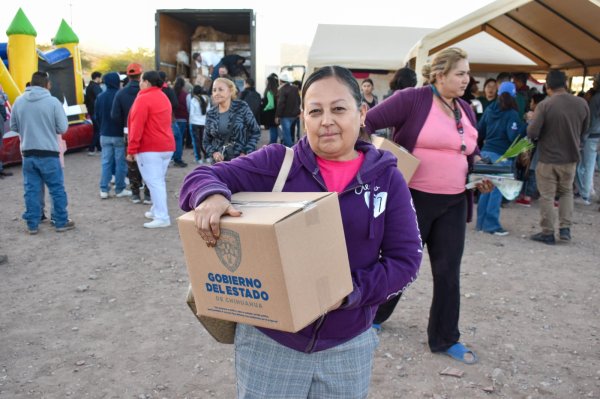 Entregan más de 350 despensas a habitantes de la colonia Camino Real