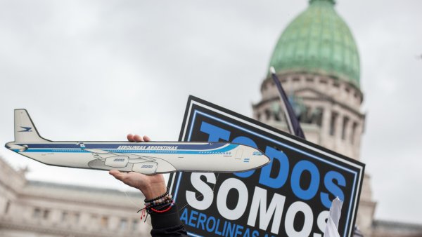 Gobierno de Milei advierte a los gremios que podría cerrar Aerolíneas Argentinas por los paros