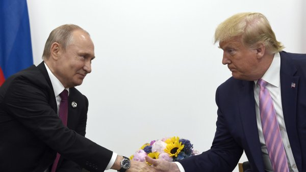 Putin felicita a Trump y muestra su disposición al diálogo con él