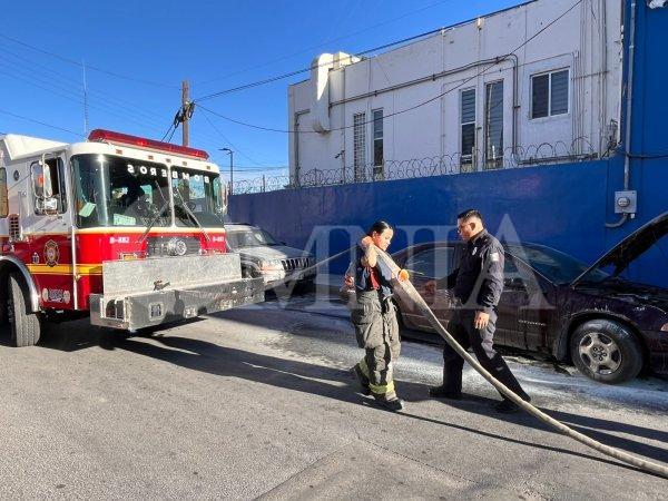 Se incendia vehículo en a un costado de la empresa Ecogas