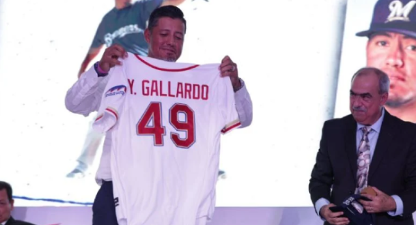 Rinden emotivo homenaje a Fernando Valenzuela en la ceremonia del Salón de la Fama del Beisbol Mexicano