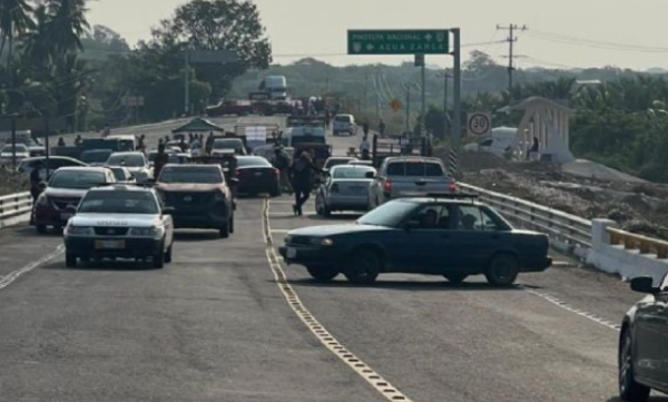 Damnificados en Guerrero bloquean carreteras y exigen apoyo urgente tras el paso del huracán John