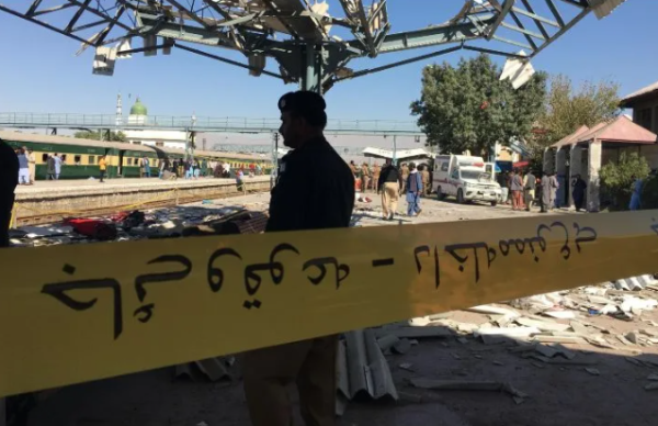 Atentado en estación de tren de Pakistán deja más de 20 muertos