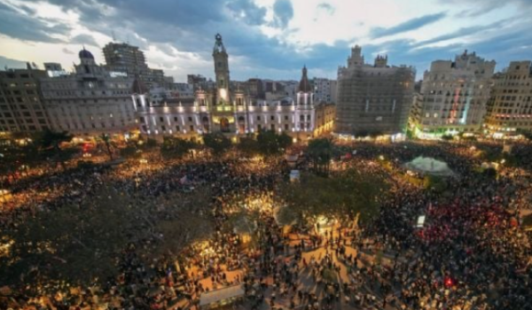 Miles protestan contra el presidente de Valencia por la mala respuesta a las inundaciones