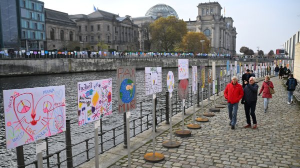 Una Alemania en crisis celebra los 35 años de la caída del Muro de Berlín