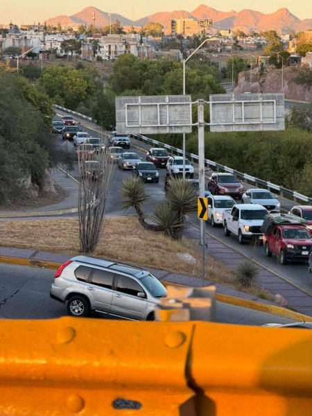 Piden vecinos de zona Reliz atiendan tráfico vehícular por evento 