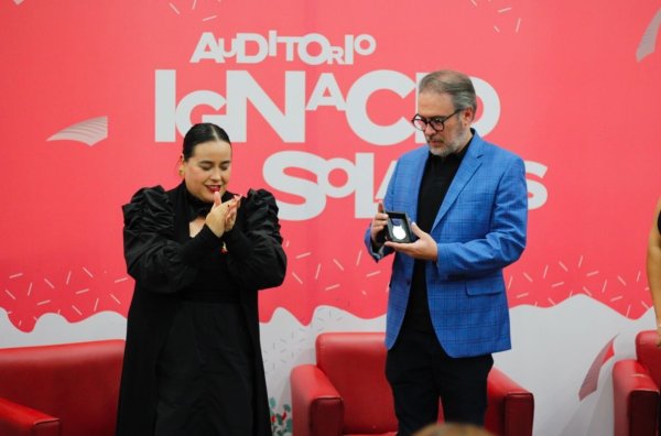 Entregan la medalla Ignacio Solares al escritor Gustavo Vázquez Lozano en la Feria del Libro Chihuahua