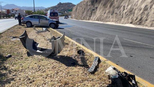 Una mujer lesionada tras volcadura en el Periférico de la Juventud