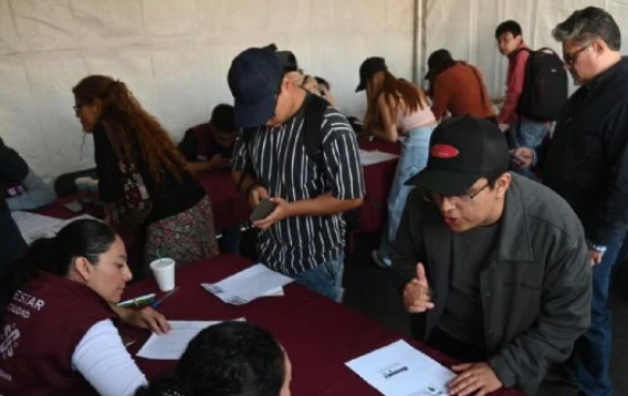 Brugada entrega becas de transporte para universitarios