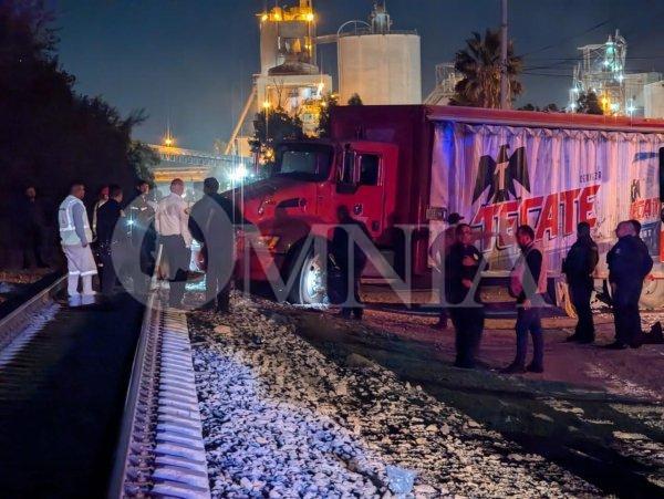 Camión se queda varado en vías del tren, provoca movilización de agentes policiales