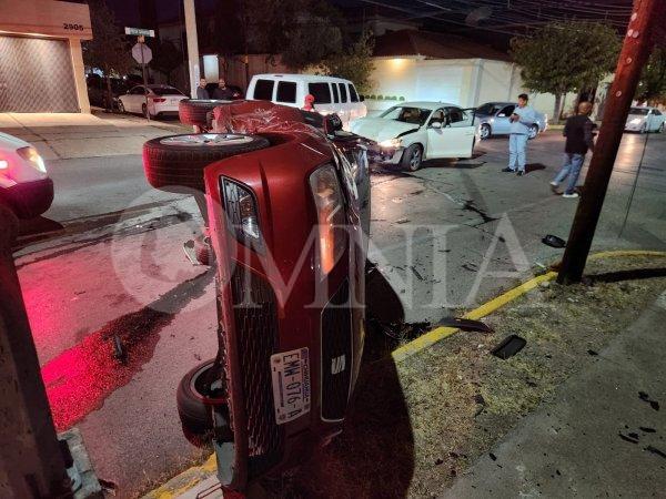 Vuelca vehículo en Lomas del Santuario, deja heridos de levedad