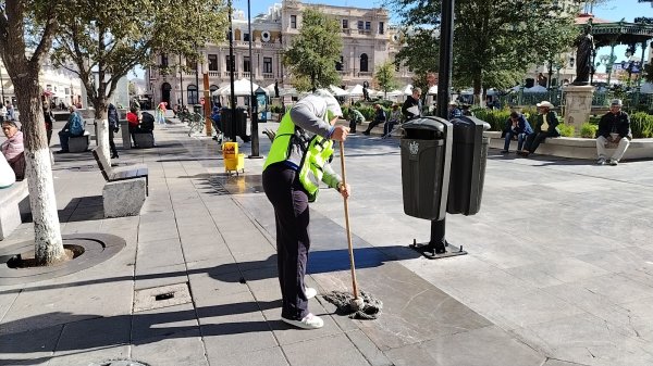 Trabaja Gobierno Municipal en limpieza y mantenimiento diario de la Plaza de Armas