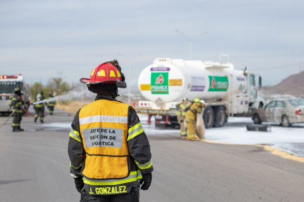 Realizan bomberos simulacro de incendio con derrame de combustible al sur de la ciudad