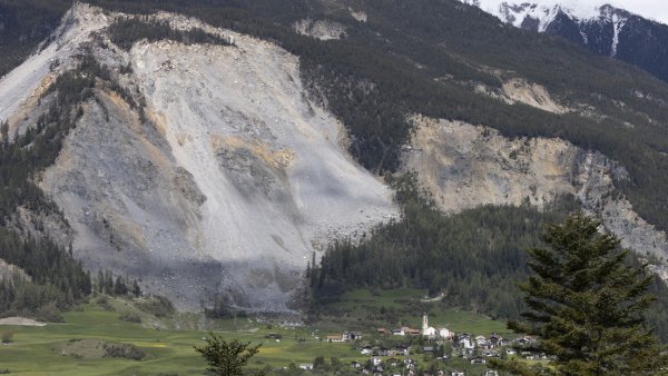 Evacuan un pueblo ante la amenaza de que un colosal deslizamiento de tierra lo sepulte