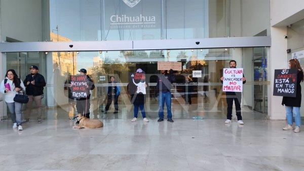 Manifestantes toman edificio Héroes de Reforma; piden cancelar corridas de toros