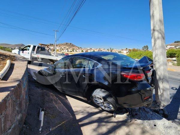 Destroza su vehículo al impactar contra poste frente al fraccionamiento Diamante Reliz