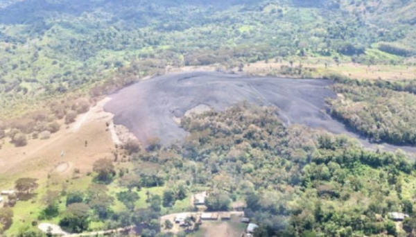 Volcán de lodo hace erupción en Colombia