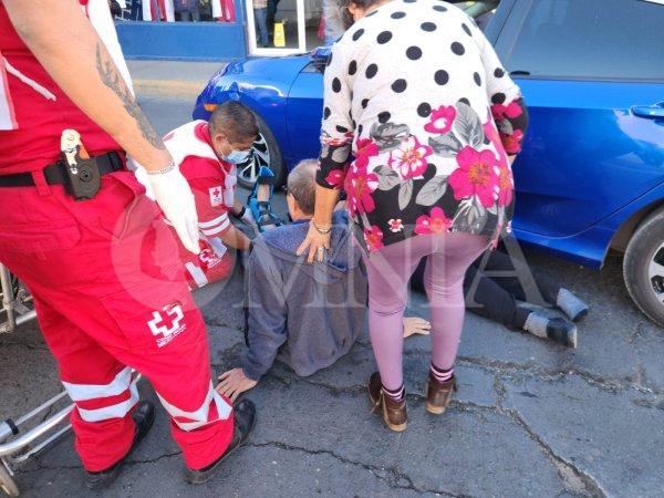 Conductor arrolla a pareja de adultos mayores, los trasladaron a un hospital