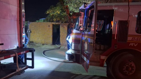 Rescatan policías municipales durante la madrugada a cuatro niños de voraz incendio